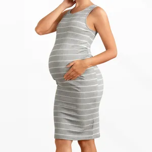 Vista laterale del vestito premaman a righe senza maniche che mostra la vestibilità elastica