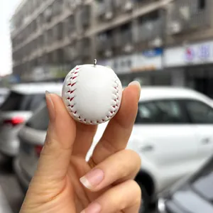 Μίνι μπρελόκ μπέιζμπολ από λευκό συνθετικό δέρμα με κόκκινες ραφές και κρίκο