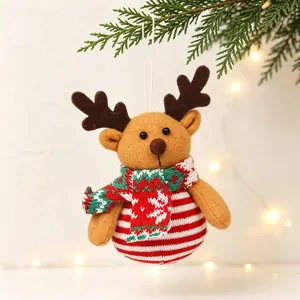 Décoration de Noël renne en peluche rayée suspendue sur une branche de sapin