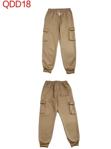 Detailansicht der khakifarbenen Cargohose mit Kordelzug und großen Pattentaschen