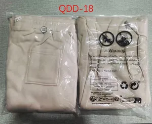 Beige Jogginghose in Größe XXXL verpackt in einem transparenten Reißverschlussbeutel