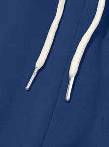 Nahaufnahme der dunkelblauen Sporthose mit weißen Kordelzügen und silbernen Endstücken