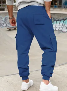 Detailansicht der tiefblauen Cargo-Jogginghose mit gerippten Bündchen und Seitentaschen