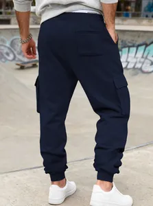 Rückansicht dunkelblaue Cargo-Jogginghose mit praktischen Taschen und Bündchen