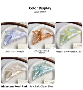 Détail de grandes pinces à cheveux papillon en cinq couleurs marbrées et nacrées