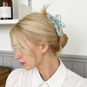 Pince à cheveux papillon élégante en marbre bleu clair pour femmes avec chignon