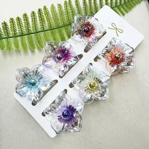 Detailansicht bunter 4cm Haarklammern im Blumendesign mit schimmerndem Finish