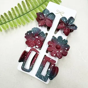 Detailansicht der Blumen- und geometrischen Haarklammern mit Farbspritzer-Struktur