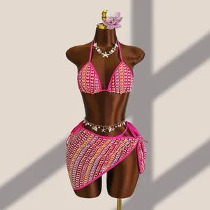 Détail de bikini en tricot fait main avec des motifs rose et orange éclatants