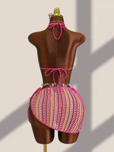 Vue arrière du bikini rose et jupe au crochet colorée avec chaîne de taille en perles