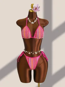 Détail du bikini au crochet avec motifs à vagues roses et accessoires en coquillages