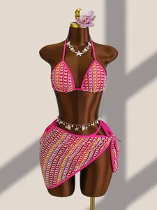 Gros plan détaillé sur la texture crochet rose du haut de bikini et de la paréo