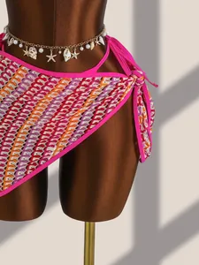 Détail de jupe de plage au crochet avec motifs à vagues colorés et lien latéral