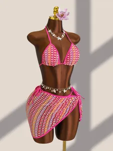 Détail d'un bikini rose fait main au crochet avec des motifs de vagues colorés