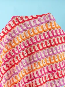 Vue macro détaillée du tissu au crochet coloré avec motif géométrique éclatant