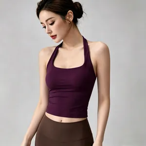 Dettaglio del reggiseno yoga halter viola scuro che mostra il tessuto senza cuciture