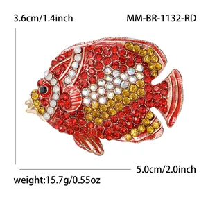 Dettaglio delle dimensioni 3,6cm x 5,0cm della spilla a forma di pesce con strass colorati