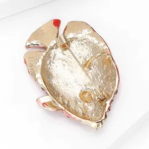 Spilla a forma di pesce in lega dorata con strass e chiusura a spilla di sicurezza