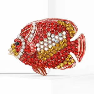 Macro di strass colorati sulla spilla a forma di pesce tropicale con dettagli curati
