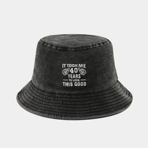 Dettaglio del cappello pescatore grigio scuro lavato con ricamo per il 40° compleanno