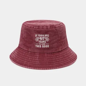 Dettaglio di un cappello a secchiello in cotone bordeaux con ricamo per il 40° compleanno