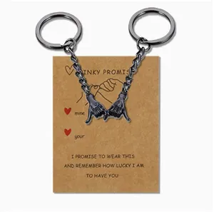 Porte-clés couple promesse de doigt en métal noir mat sur carte cadeau romantique