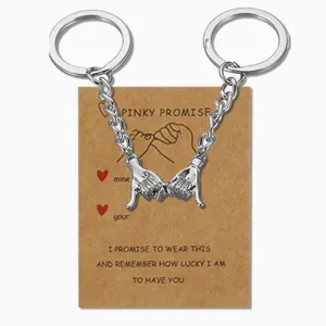 Porte-clés couple en argent avec message de promesse romantique sur carte artisanale