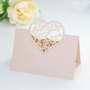 Marque-place rose pâle pailleté avec cœur découpé au laser et texte One Love chic