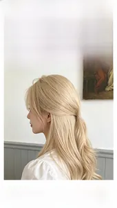 Détail d'une pince à cheveux cœur rouge avec texture peinture à l'huile sur cheveux