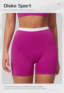 Détail du short de yoga taille haute avec ceinture côtelée blanche et tissu bordeaux