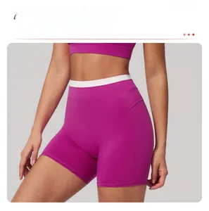 Détail de couture incurvée latérale et taille haute sur short de yoga rose pourpre