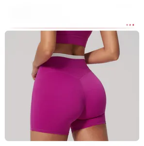 Gros plan sur le short de yoga taille haute avec couture en V pour l'effet galbant
