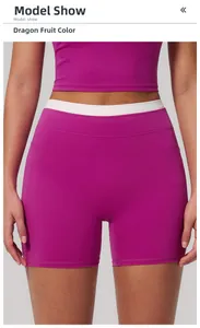Détail du short de yoga fuchsia avec taille haute côtelée blanche et poches latérales