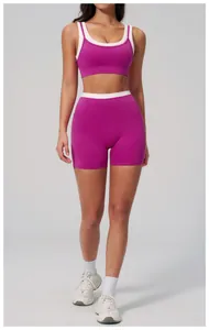Détail du short de yoga violet à taille haute avec bordure blanche et tissu côtelé