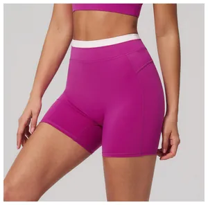 Détail du short de yoga magenta taille haute avec ceinture élastique rayée