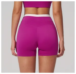Détail du short de yoga magenta taille haute avec ceinture contrastée blanche et tissu élastique