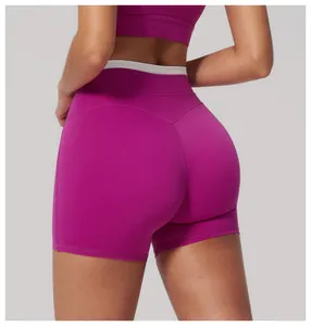 Détail du short de yoga fuchsia avec taille haute côtelée blanche et tissu élastique