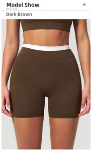 Détail du short de yoga taille haute avec ceinture contrastée en marron foncé et blanc