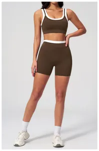 Ensemble de yoga vert olive foncé avec bordures blanches et short à taille haute gainant