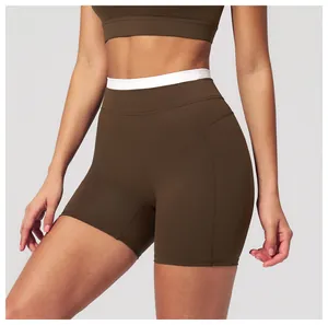 Détail macro du short de yoga taille haute avec bordure contrastée en maille côtelée