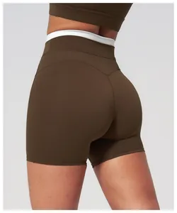 Détail du short de yoga marron à taille haute avec ceinture côtelée blanche contrastée