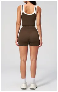 Vue arrière du short de yoga taille haute et haut de sport en tissu café extensible