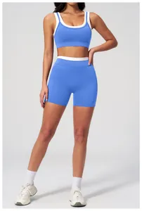 Vue de face de l'ensemble de yoga bleu cobalt avec short taille haute et liserés