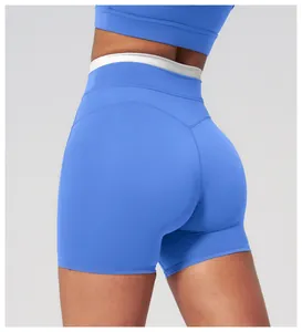 Détail du short de yoga bleu à taille haute avec ceinture côtelée blanche et couture en V
