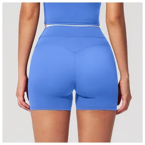 Détail du short de yoga bleu avec couture en V au dos et effet push-up sculptant