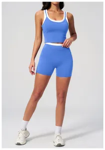 Détail du short de yoga bleu taille haute avec bordure blanche contrastante