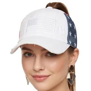 Détail de la casquette délavée avec filet bleu, étoiles et broderie du drapeau américain