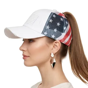 Détail casquette blanche pour queue de cheval avec mesh et motif drapeau américain