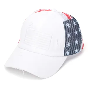 Détail de casquette de baseball usée avec broderie drapeau USA et maille filet