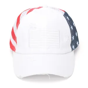Gros plan d'une casquette blanche avec patch brodé drapeau américain style vieilli